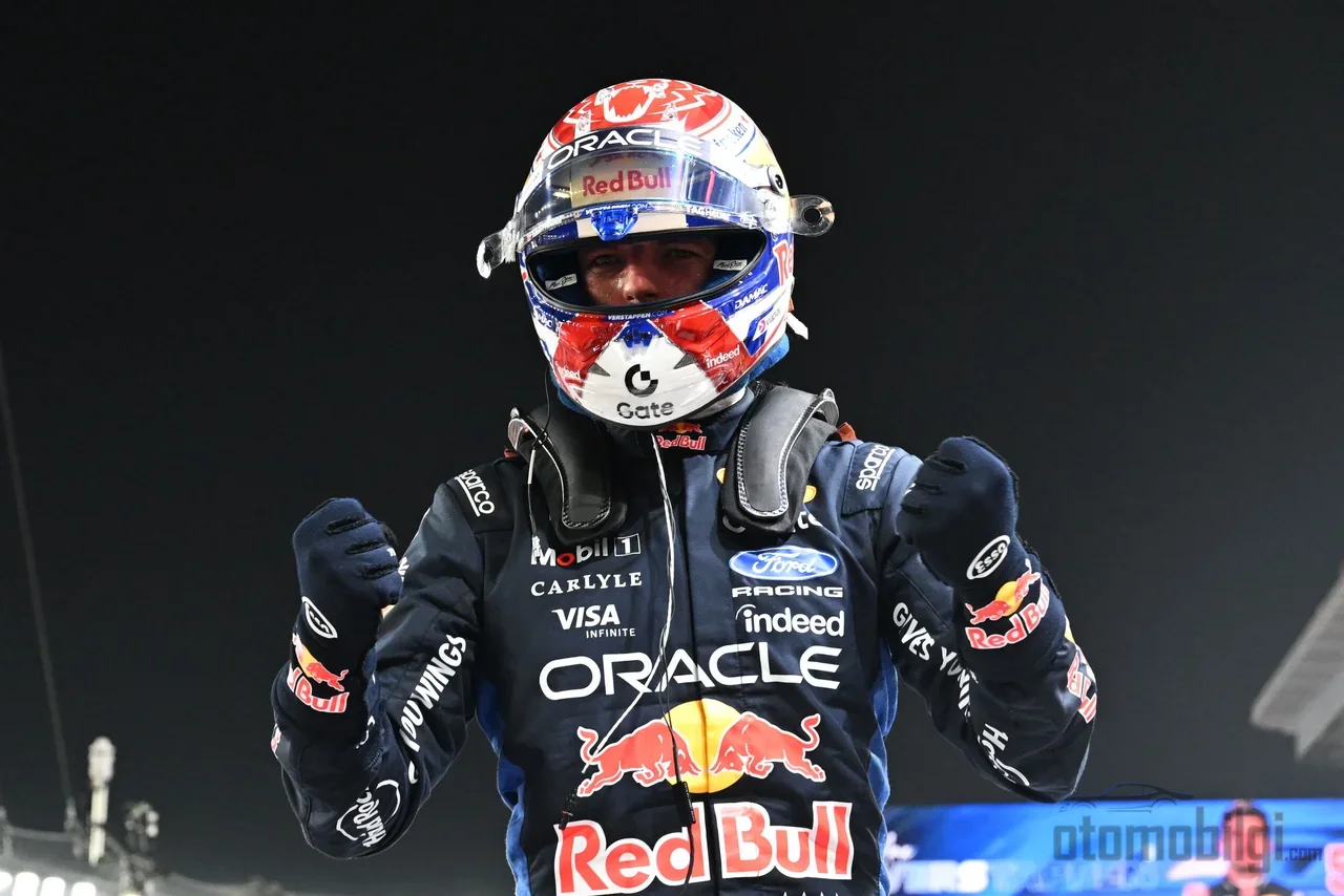 Singapur'un duvarlarıyla çevrili sokaklarında Verstappen, tek risky turuyla dokuz denemede kaçan pole'ü sonunda kucakladı.