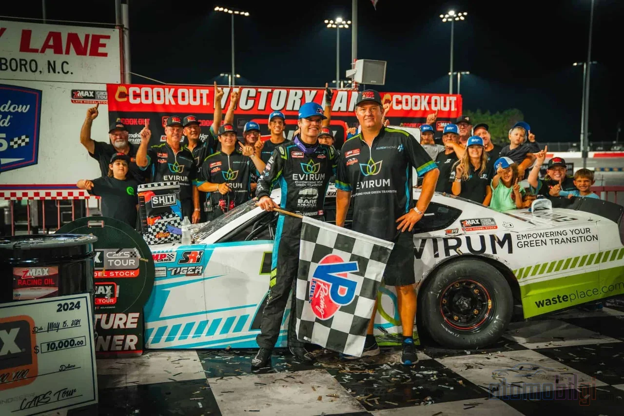 Martinsville'de bayrağı alan kazanan değil, bitiriş çizgisinin hemen ardından kıvılcımı çakan iki sürücü oldu.