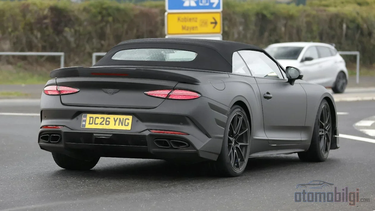 Bentley, Supersports Convertible'ı Nürburgring'de yıllardır alışılmadık biçimde hafif kamuflajla test ediyor ve kumaş tavanı açık açık sergiliyor.