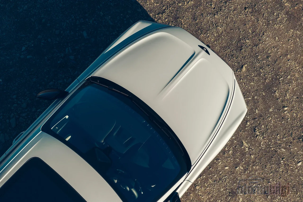 Daha önce on iki silindirli dev motorların gerektirdiği 2,9 saniyelik hızlanmayı Bentley artık sessizce, 1.350 Nm'lik elektrikli torkla yapıyor.