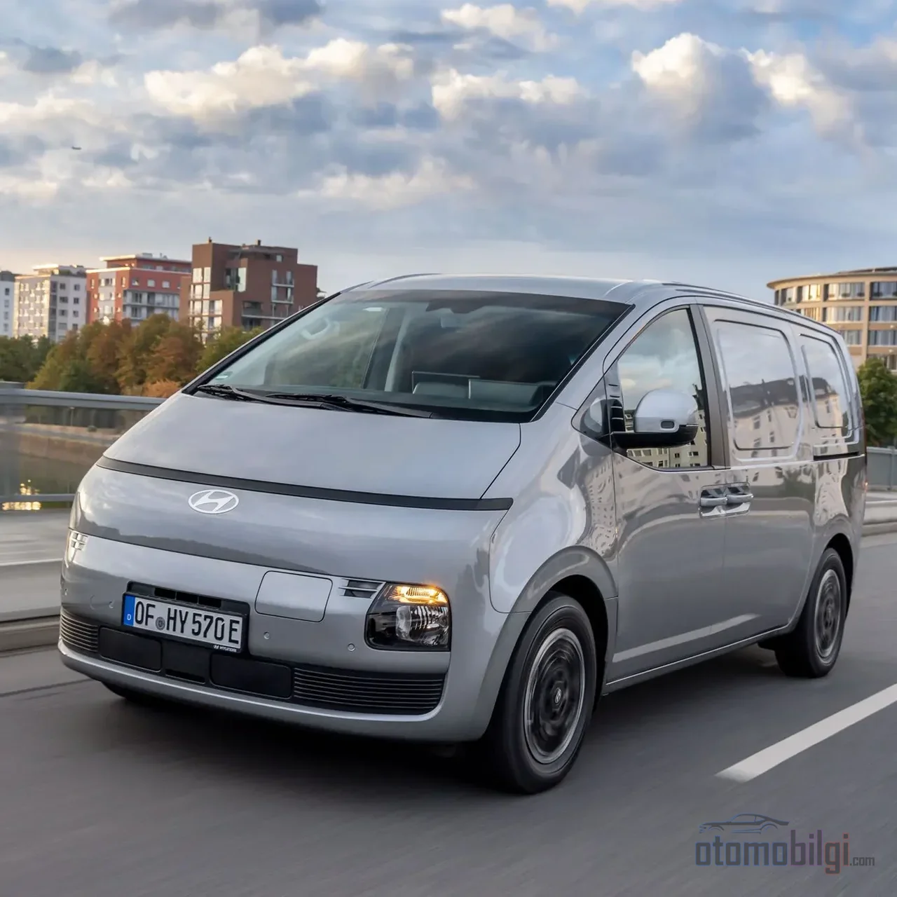 84 kWh batareya, 800 voltluq arxitektura və üç palet yükü ilə STARIA Cargo Electric, elektrikli panelvan işinin ciddiliyini Parisa daşıyır.
