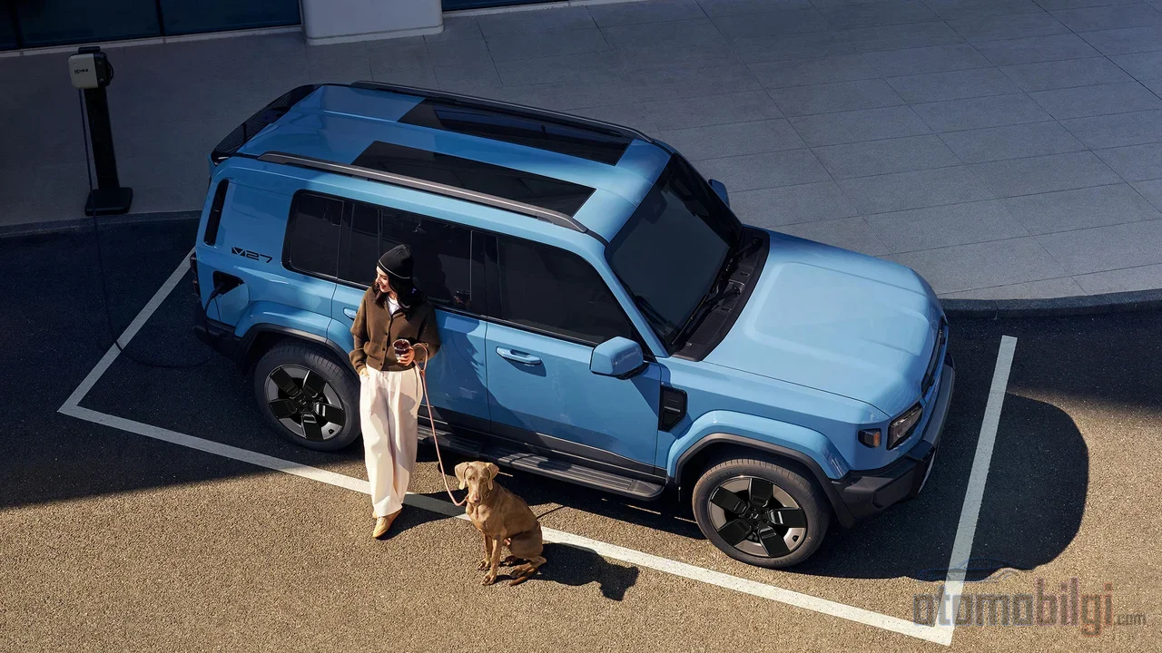 iCaur V27'de 1,5 litrelik turbo motor tekerleklere değil bataryaya güç veriyor; asıl itiş tamamen elektrik motorlarından geliyor.