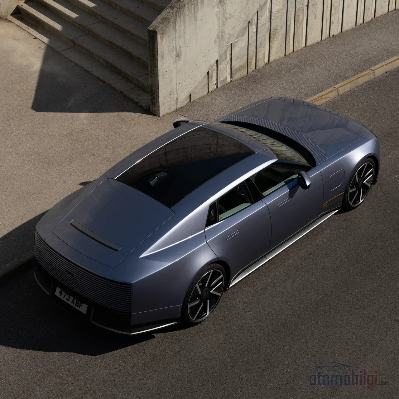 A Jaguar első sorozatgyártású elektromos GT-je, a Type 01 a New York-i világbemutatójával mutatkozott be, és 2027 második felétől kezdik kiszállítani az ügyfeleknek.