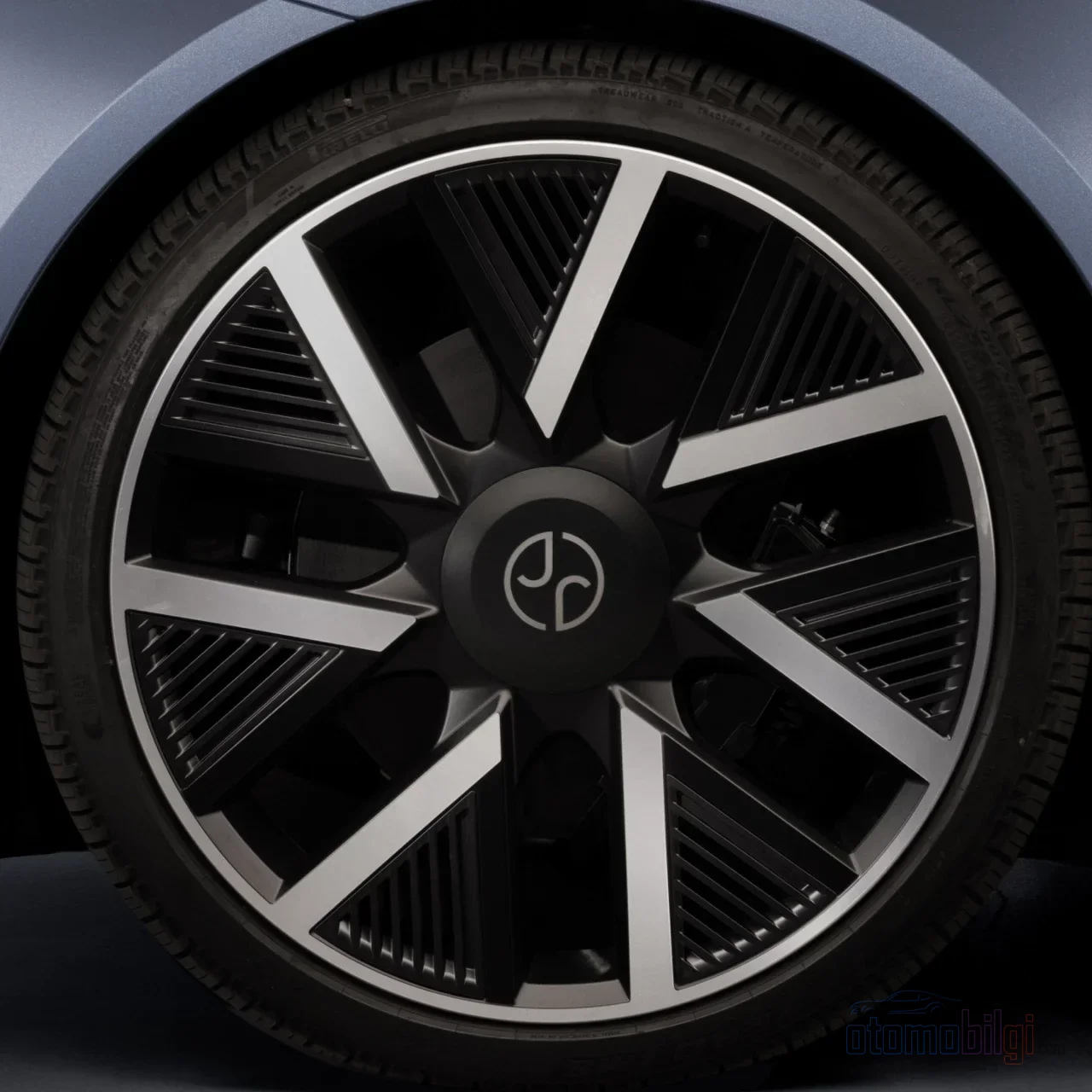 Üç motorlu sistem 1.015 hp güç ve 1.365 Nm tork üretirken, 850 volt mimari 350 kW hızlı şarj desteği sunuyor.