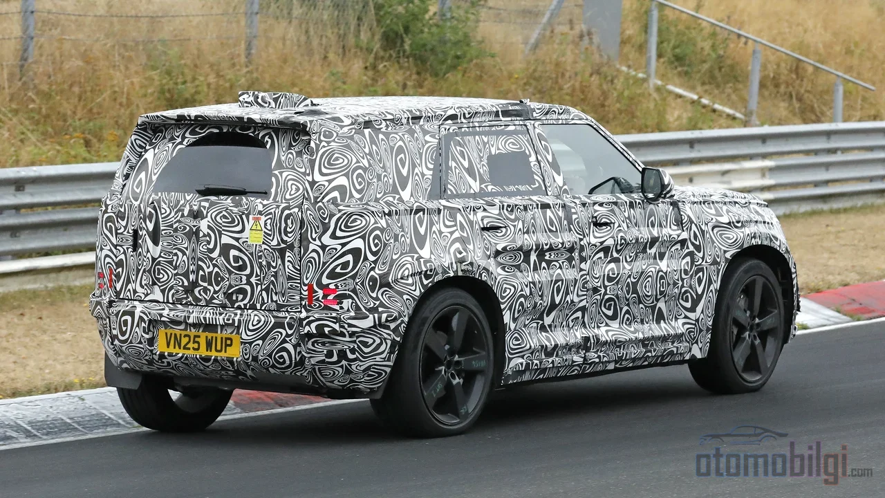 Elektrikli future'a kesin gözüyle bakılan Defender Sport, şimdi JLR'nin ilk tam hibrit güçtrainiyle bir sigorta poliçası gibi geliyor.