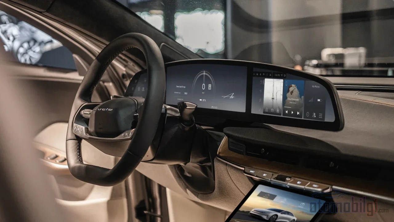 Rivian, kablosuz güncellemelerle araçları düzenli olarak geliştirirken Lucid, yazılım için sahiplerinden 950 dolarlık bir fatura istiyor.