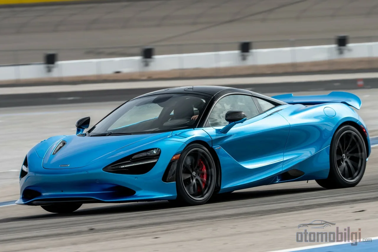The McLaren 750S, the last pure V8 supercar, bidding farewell to the hybrid era as its production will end in 2027.