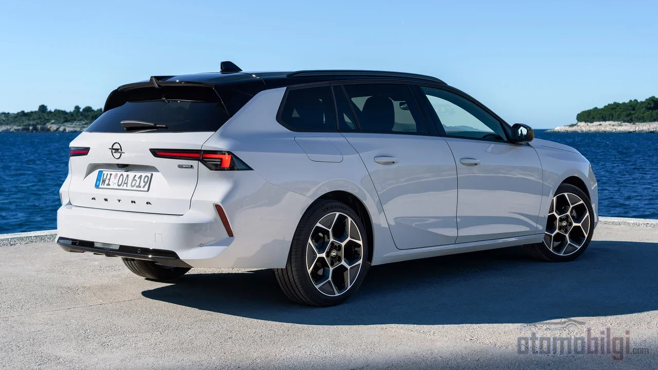 The new Opel Astra, sold in Germany for just 31,890 euros with only steel wheels and a plain cabin, has become a mirror of just how unbalanced the price-equipment equation has become in the compact class.