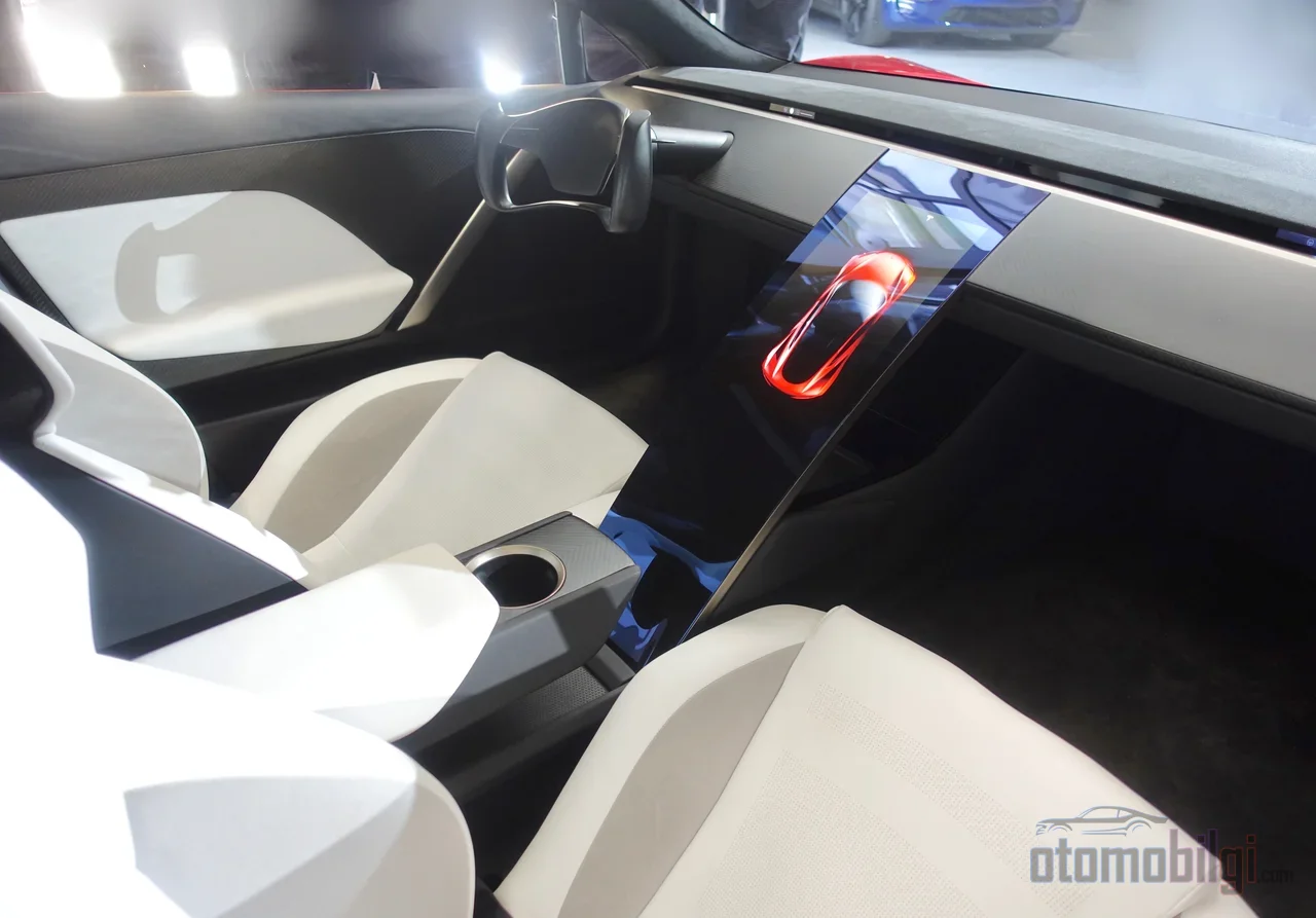 Tesla'nın soğuk gaz iticilerle donattığı ikinci nesil Roadster, 0,81 saniyede 0-100 hedefini sahneye taşıyıp yerden bir anlığına kalkmayı da başardı.