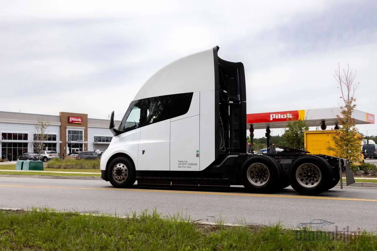 Kamyon işletmeciliğinde dakikalar doğrudan paraya dönüşüyor; 1.200 kW ile 350 kW arasındaki fark bir lüks değil, iş modelinin kendisi.