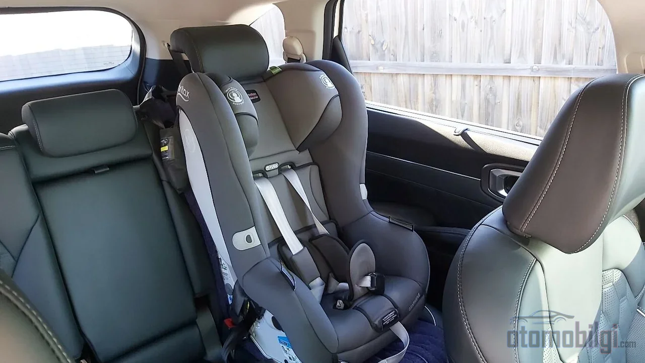 Two steel anchor points eliminate the slack left by the seat belt, locking the child seat to the body with an almost immovable rigid connection in a collision.