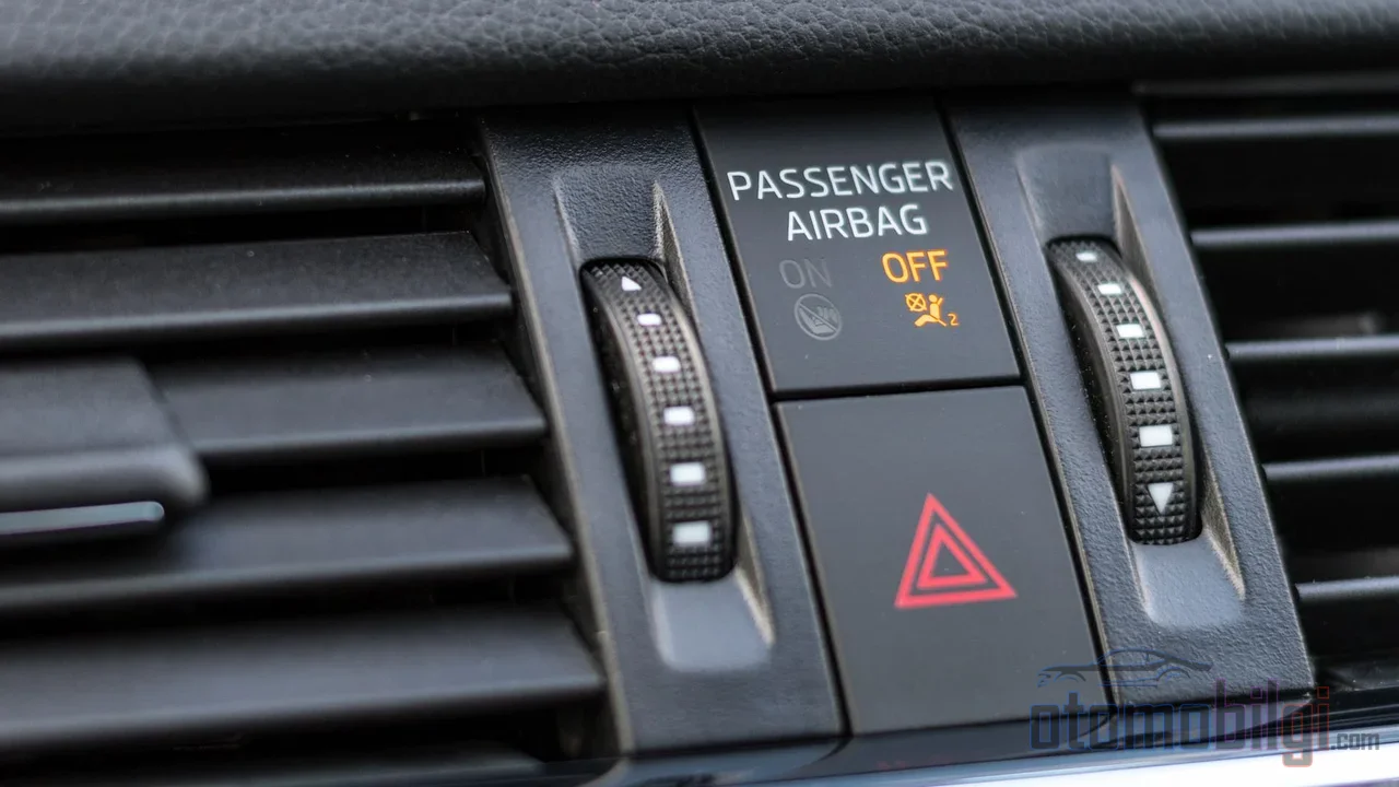Koltuk sensörleri airbagi otomatik kapatsa da hiçbir sistem kusursuz değildir; yanlış sınıflandırma, çocuğun hayatıyla oynanmış bir hesap hatasına dönüşebilir.