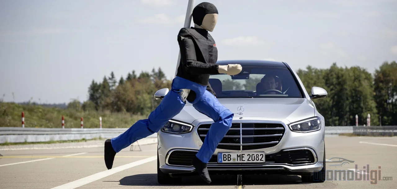 Mercedes-Benz'in 1992 simülatör testinde sürücülerin yüzde 90'ı acil frenlemede pedala yeterli kuvveti uygulayamadı; fren asistanı tam bu eksiği kapatmak için doğdu.