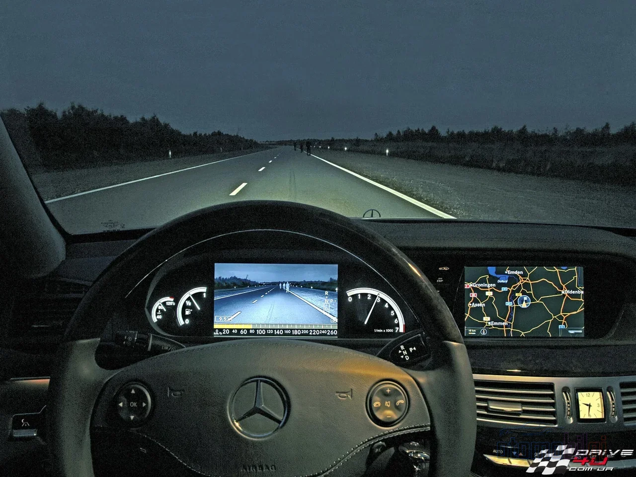 Thermal cameras detect the heat emitted by pedestrians' own bodies in the darkness that headlights cannot reach, alerting the driver seconds in advance.