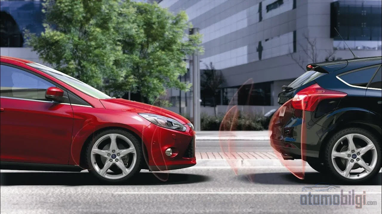 AEB'nin görevi kazayı yumuşatmak değil, kazayı hiç yaşanmadan bitirmek; hava yastığı çarpışmadan sonra devreye girerken o daha fren trafiğinde sizi kurtarır.