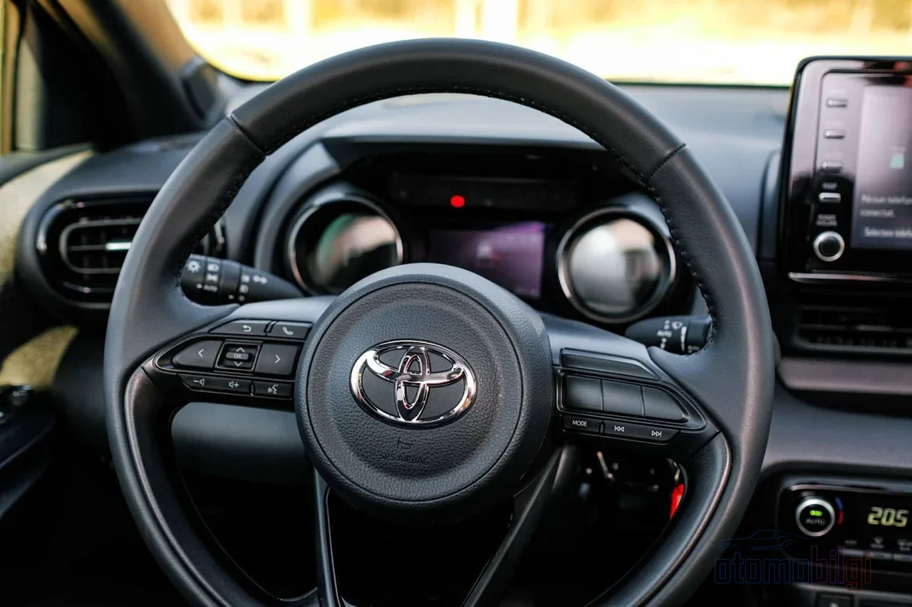 Toyota'nın gezegen dişlisi verimlilik için devri hızdan bağımsız yönetir; sonuç, hız sabitken motorun aniden bağırmasıdır.