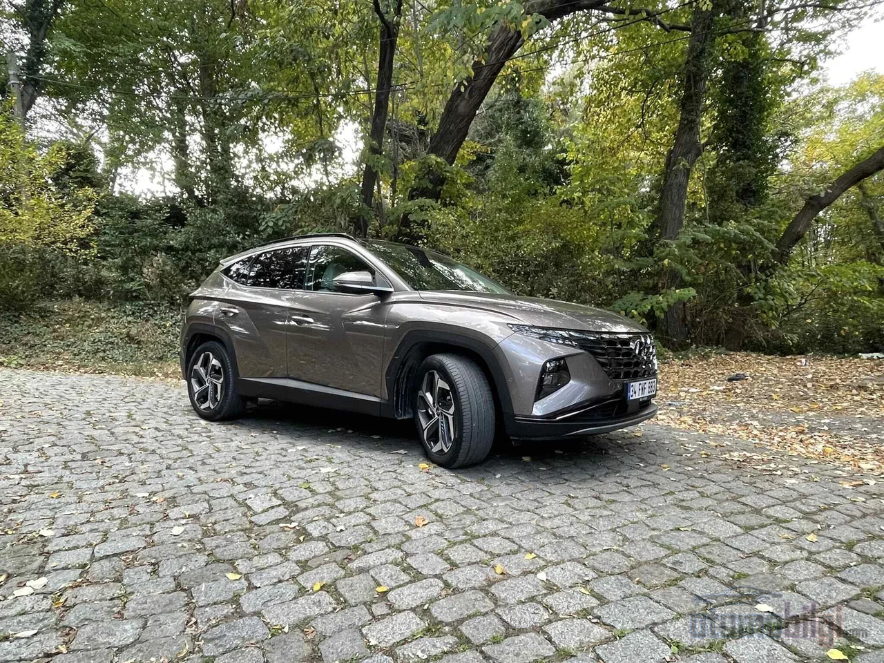 In city driving, the Tucson Hybrid easily leaves the diesel behind, while on long journeys it owes its character to the sound of the petrol engine.