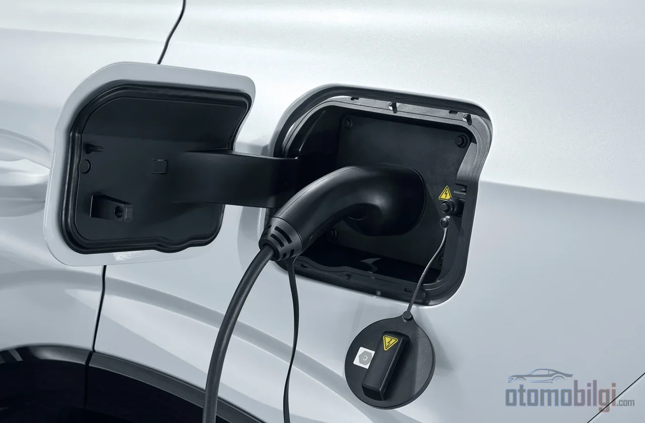 52 km'lik elektrikli menziliyle şehirde neredeyse ücretsiz koşan MG HS PHEV, bagajından 59 litreyi bataryaya feda ediyor.