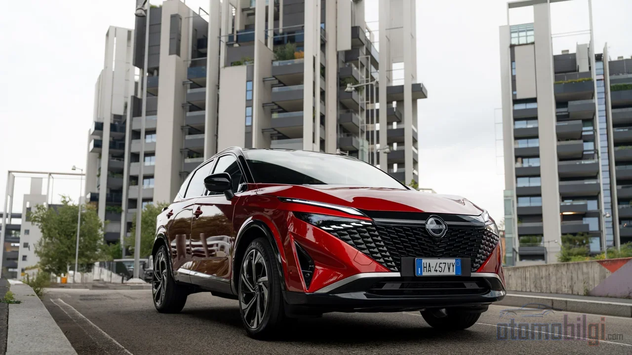 In the Qashqai e-POWER, the gasoline engine never touches the wheels; it works solely as a generator, and the electric motor drives the vehicle under all conditions.
