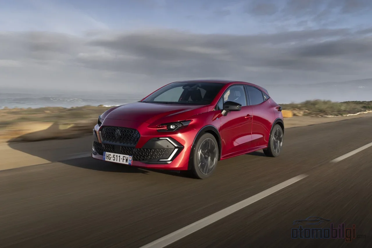 Thanks to two electric motors and an intelligent gearbox, the Clio E-Tech often silences the internal combustion engine completely in city driving.