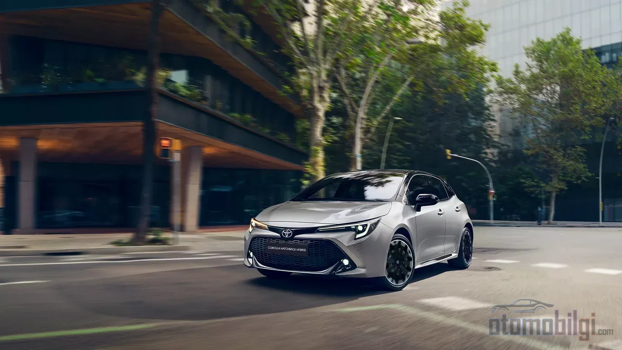 The series-parallel architecture, which leaves most of the work to the electric motor in stop-and-go traffic, allows the Corolla to drop to 4.5 liters in the city.
