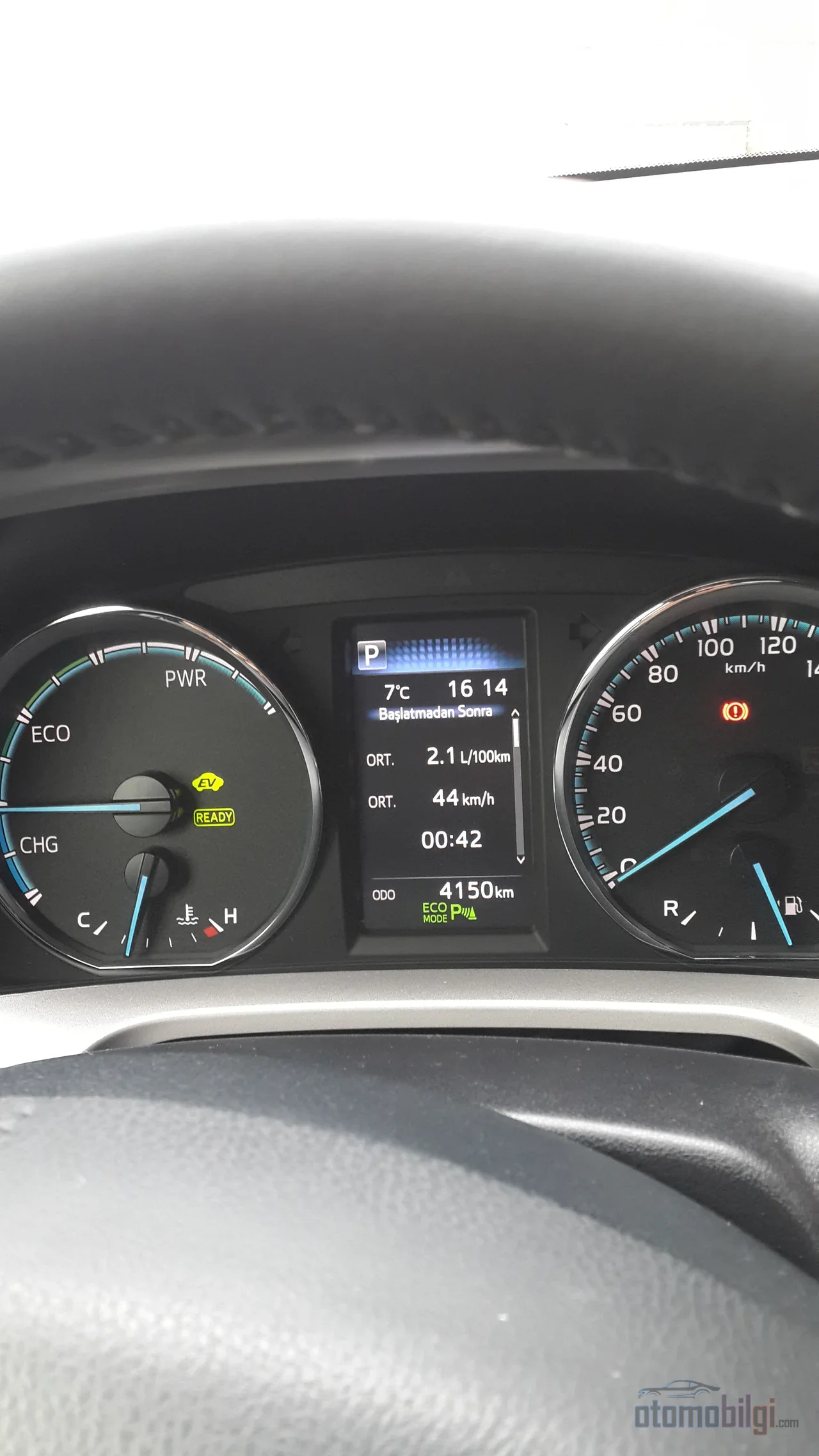 RAV4'ün hibrit aktarma organında benzinli motor 152 HP, elektrik motoru ise 270 Nm torkla sisteme katkı sağlıyor.