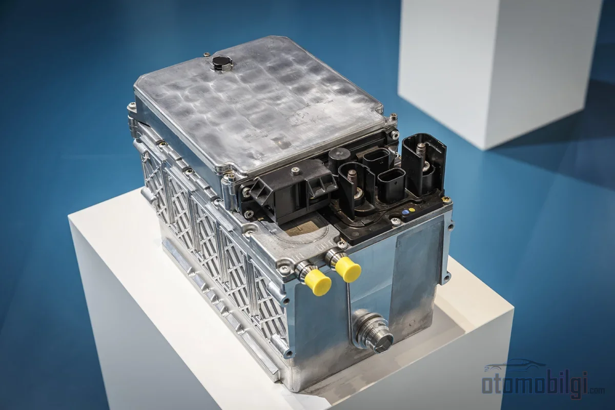 Motorun neresine yerleştirilen 48 volt ünite, arka aksta yüzde yirmi beşe varan destek ve geçici 4x4 yeteneği saniyeler içinde devreye alabiliyor.