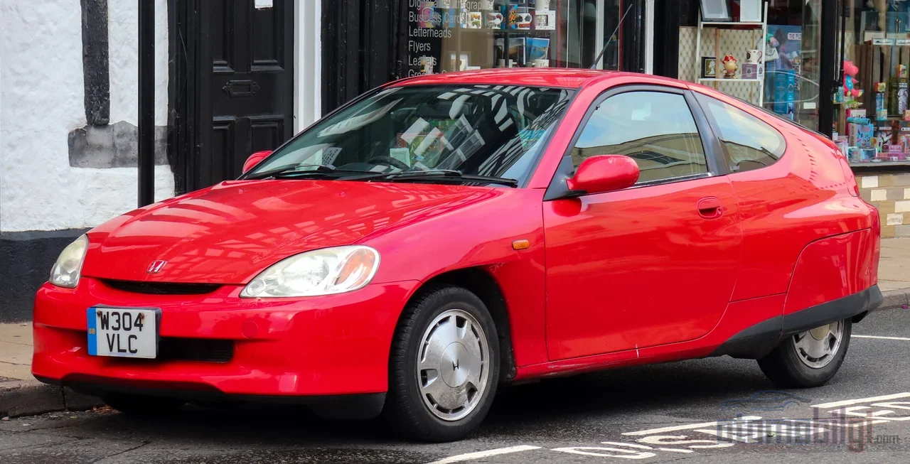Prius efsanesi olduğuna göre unutmamak gerekir: ABD'de ilk hibrit plakası aslında yedi ay önce Honda Insight'ın camına yapıştırılmıştı.