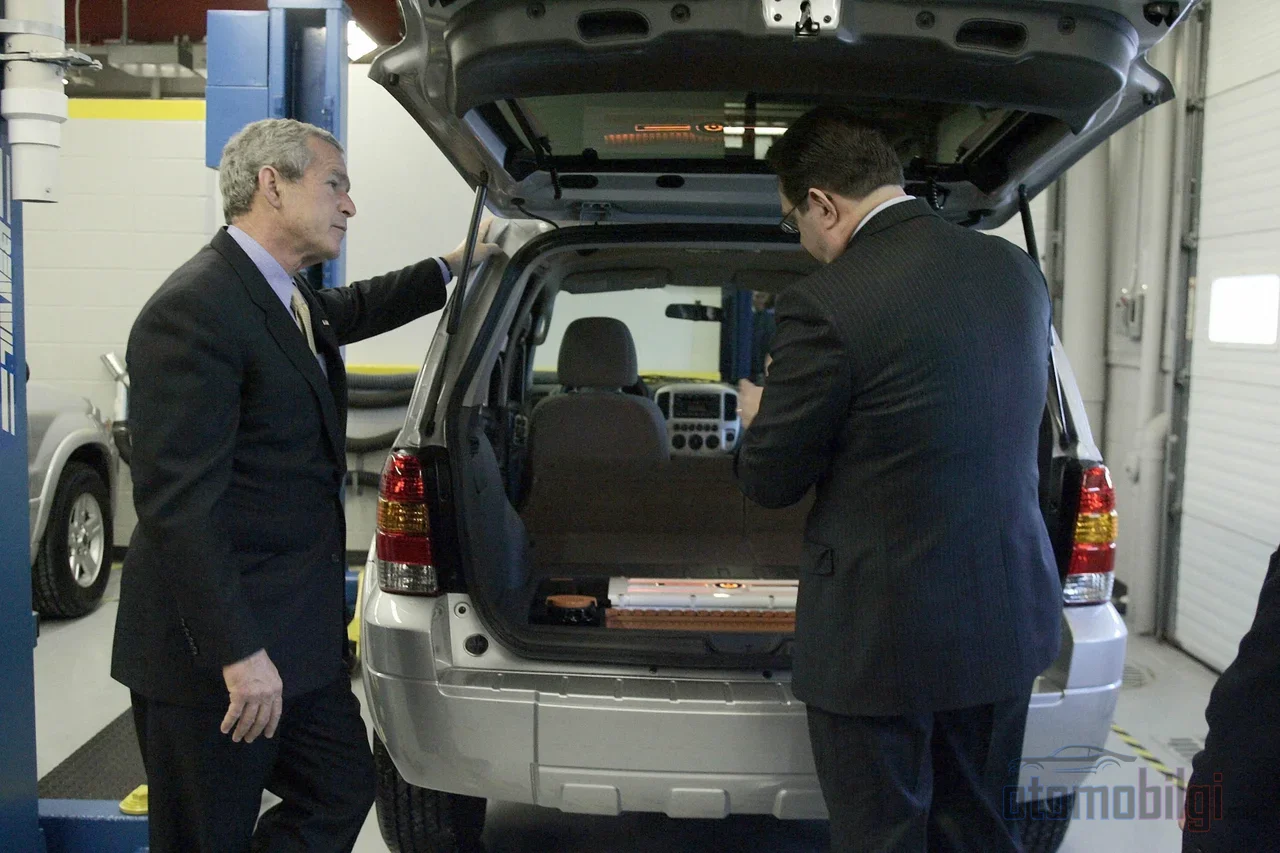2004'teki Ford anlaşması, Toyota'nın hibrit teknolojisini rakibine ilk kez lisansladığı ve karşılığındaNOx patentleri aldığı dönüm noktası oldu.