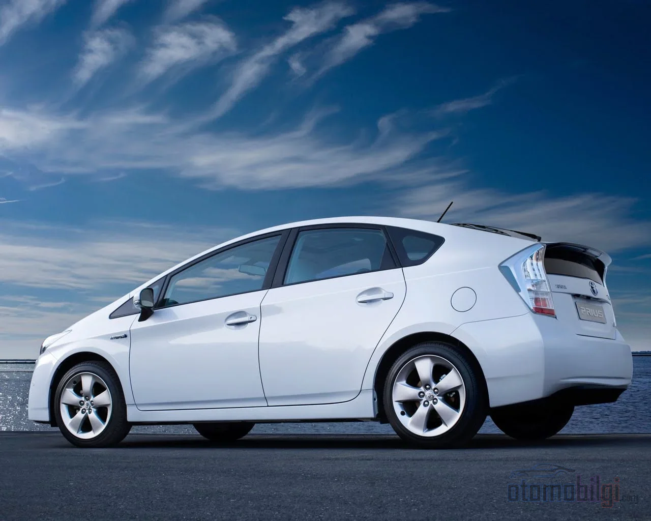 Toyota's strength comes not from the battery, but from that brilliant mechanism that splits and combines the power of two motors using a single planetary gear set.