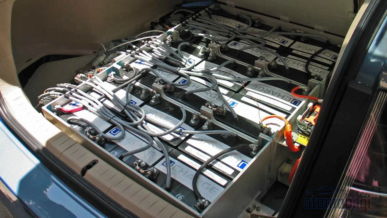 Andrew Frank'in nihai hedefi saf elektrikli araç değil, tüketimin onda birini sıvı yakıtla geri kalanını güneş elektrigiyle karşılayan bir araçtı.