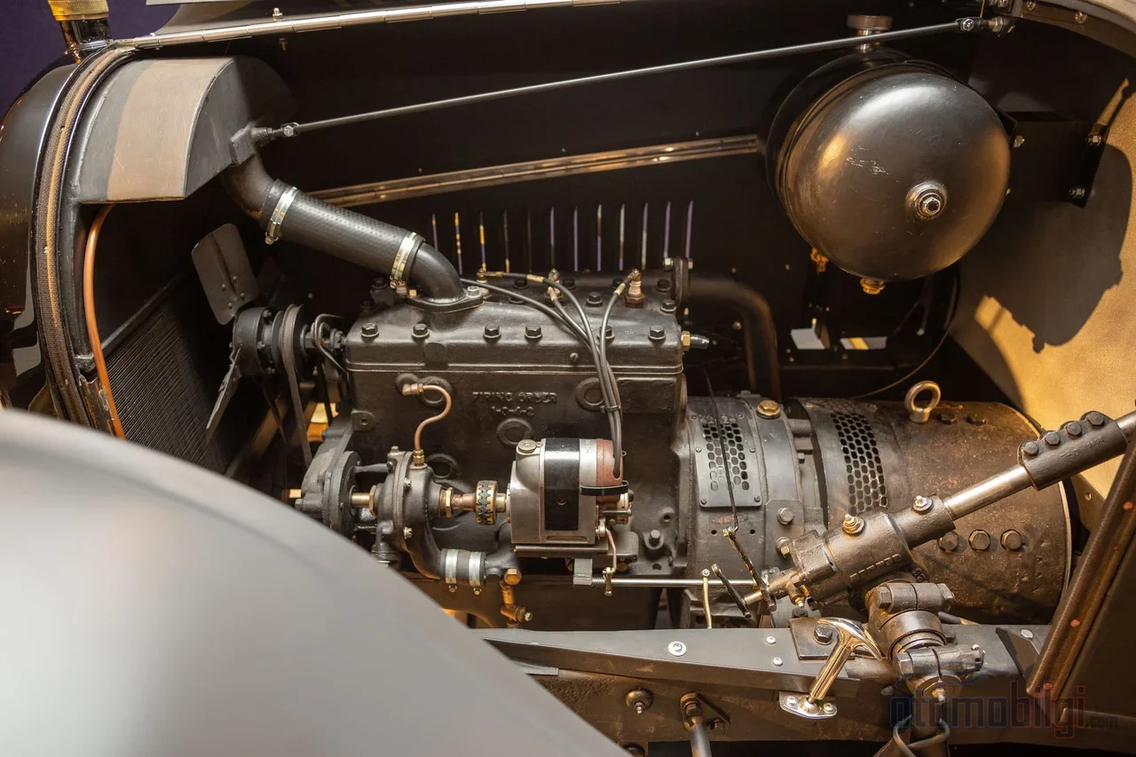 1917'lerin Woods Dual Power'ı, benzinli motoru ve jeneratör olabilen elektrik makinesini tek gövdede birleştirerek modern hibrit fikrini otuz yıl önceden duyurmuştu.
