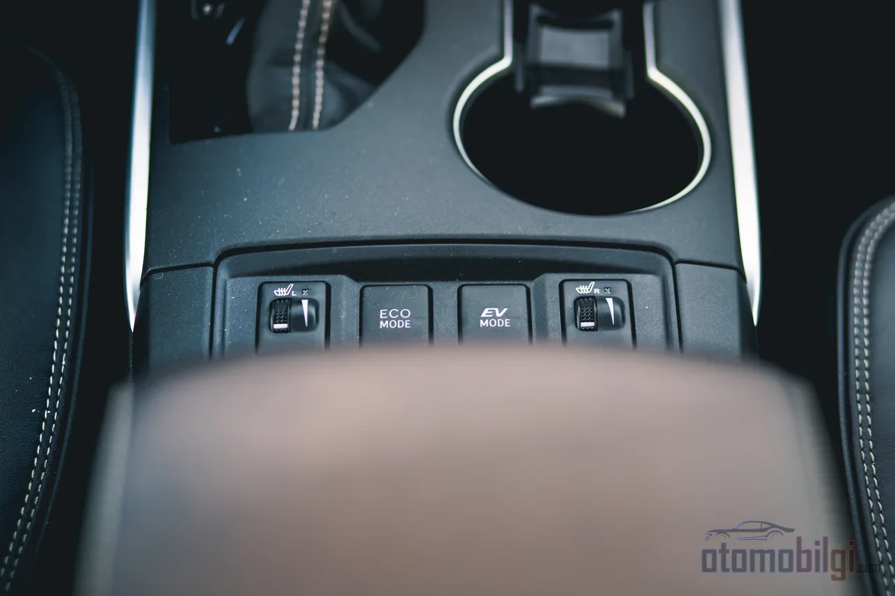 Kontağı çevirdiğinizde hibritiniz sessizce elektrikle kalkışır; benzinli motor ancak batarya boşalınca ya da hava soğuyunca sahneye çıkar.