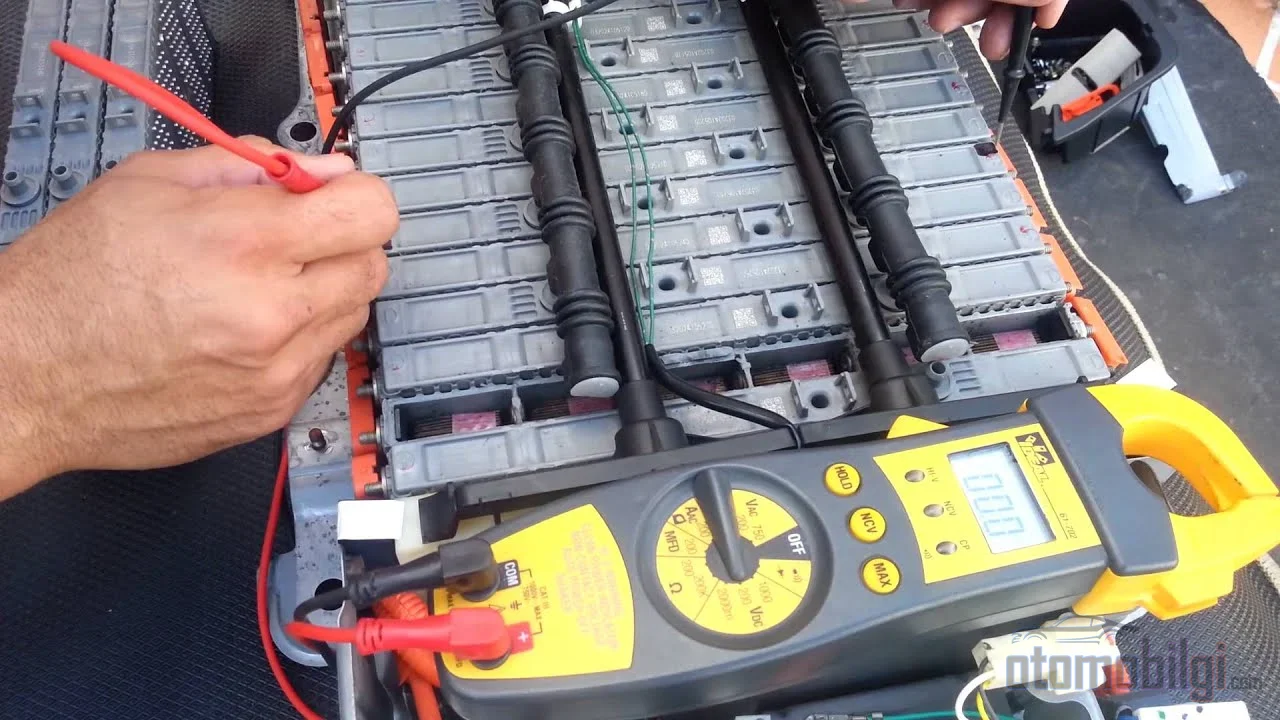 While an out-of-warranty hybrid battery replacement costs 70,000-100,000 TL for an original Toyota in Türkiye, a refurbished battery can cut this figure in half.