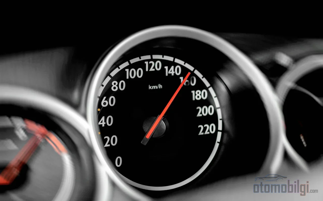 Şehirde sessizce elektrikle süzülen hibrit, otoyolda gücü benzinli motora bırakır; işin sırrı hız ve yüke göre an be an değişen güç dağıtımındadır.