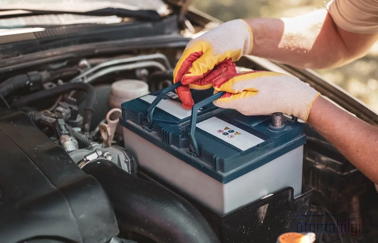 In a hybrid car that has been parked for a long time, the first to fail is the 12-volt battery; the high-voltage battery, on the other hand, resists deep discharge thanks to its protection circuit.
