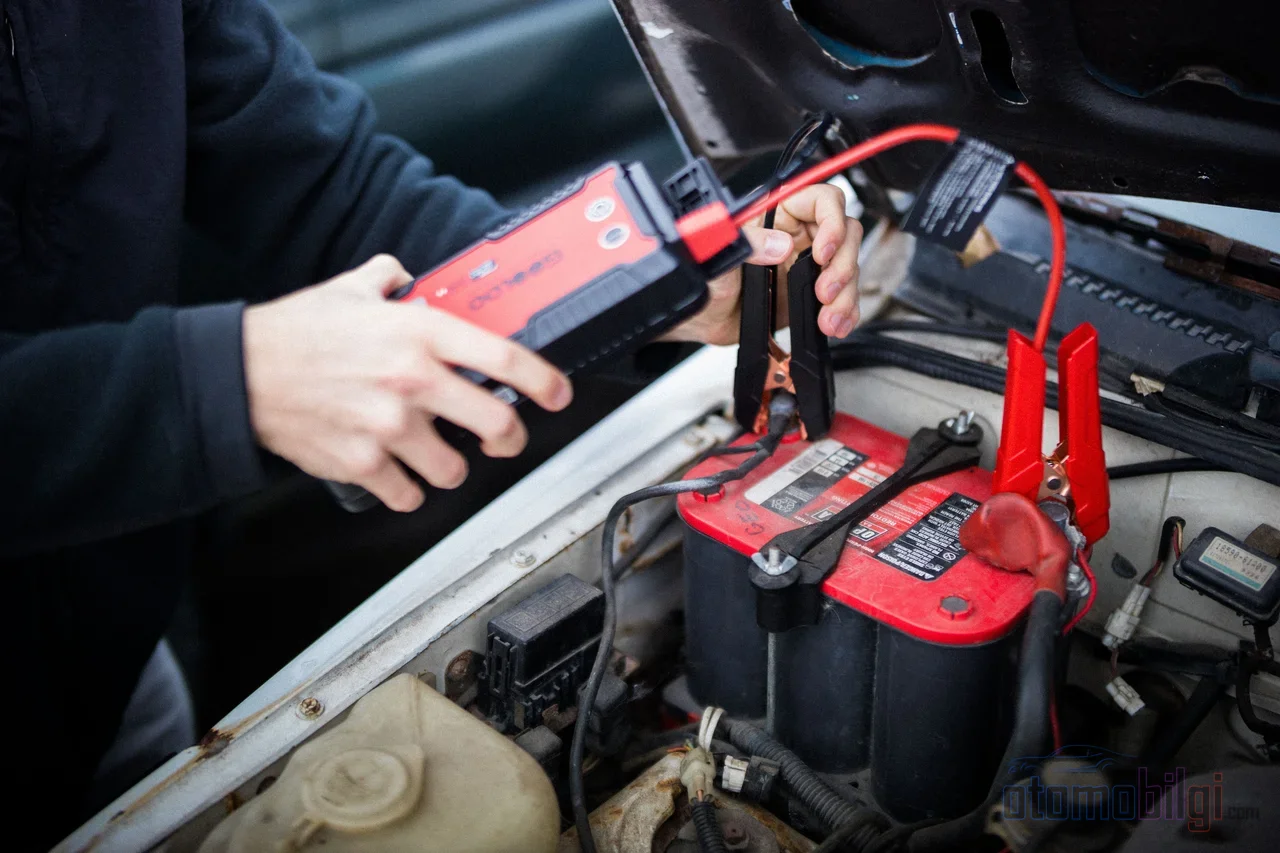 Hibritin dev tahrik bataryası 320.000 km'ye kadar dayanırken, kontrol modüllerini besleyen 12 volt akü çoğu arabada 3-5 yılda el değiştirir.