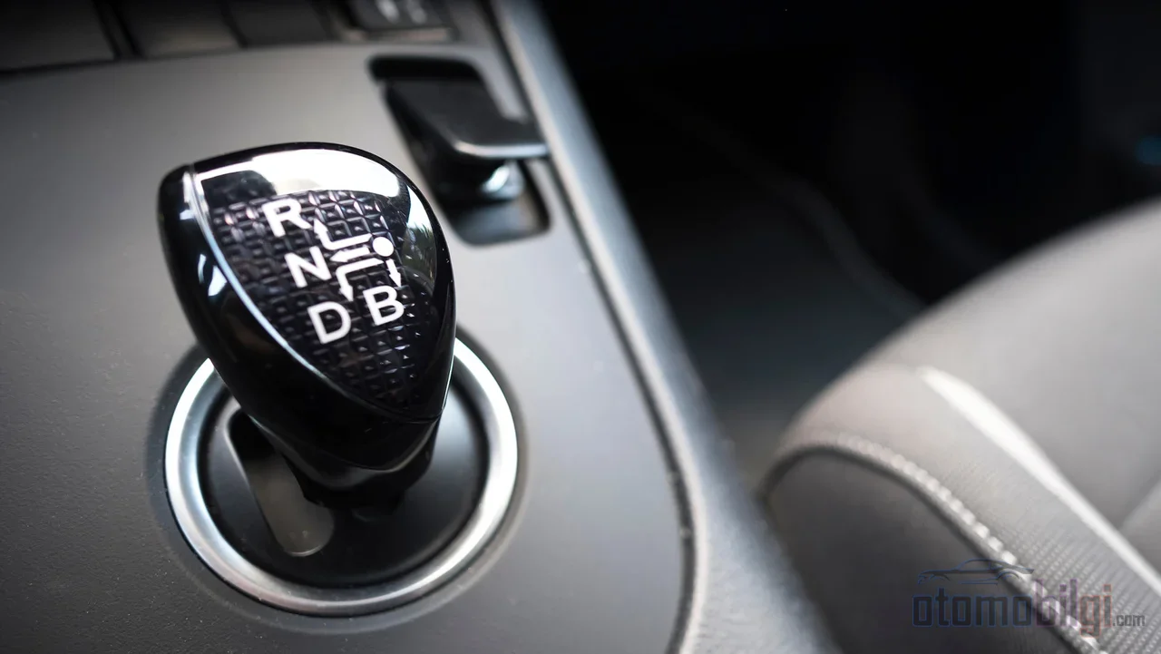 e-CVT pada kendaraan hibrida bukanlah transmisi, melainkan sebuah pembagi daya yang menggabungkan tenaga mesin dan generator dalam rasio yang terus berubah.