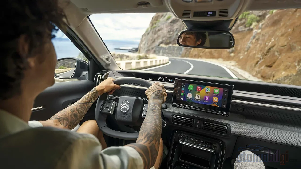 Beş kişilik sınıfta kalan B-SUV'lerin aksine, üç çocuklu Türk ailesinin karmaşık koltuk denklemini C3 Aircross'un 60/40 katlanan ve eğilen arka sırası gerçekten çözüyor.