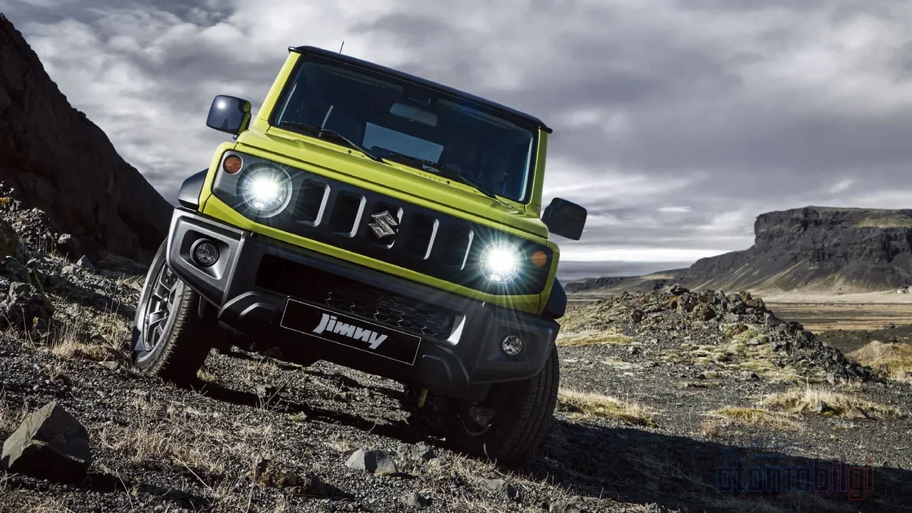 In the city, the Suzuki Jimny remains modest with 102 horsepower, but off-road it conquers terrain its rivals cannot enter, thanks to its 37-degree approach angle.