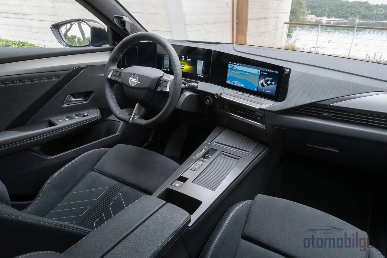 Kuyruk sokumundaki ergonomik girintiye sahip Intelli-Seat koltuklar, Astra'yı uzun yolda bitkinliği azaltan nadir C segmenti modellerden biri yapıyor.