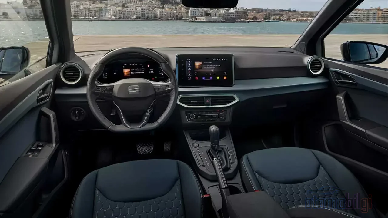 Arona, Ibiza'nın olgun platformunu alıp yükseltilmiş SUV formuyla B-SUV sınıfında kardeşinden daha modern bir iç mekân sunuyor.