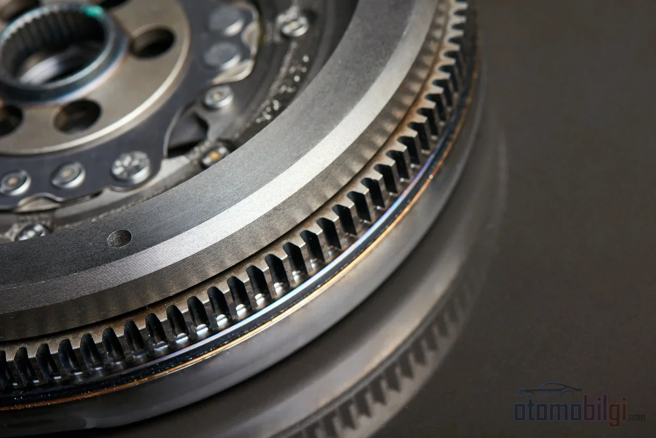 A dual-mass flywheel is like a silent absorber that eliminates the harsh vibrations of the diesel engine in its springs before they reach the transmission.