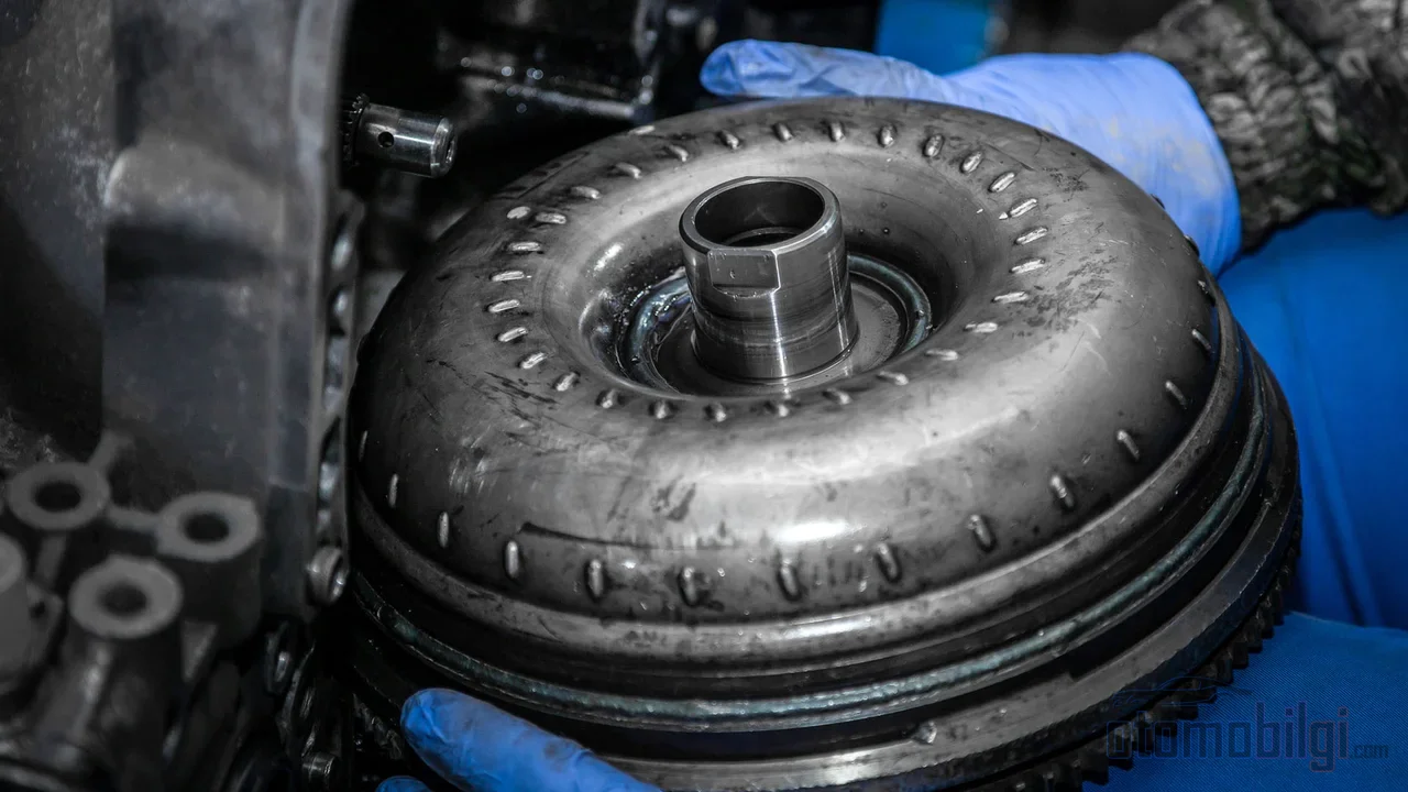 Stator, geri dönen akışkanın enerjisini yeniden yönlendirerek motorun torkunu çoğaltan sessiz zekadır.