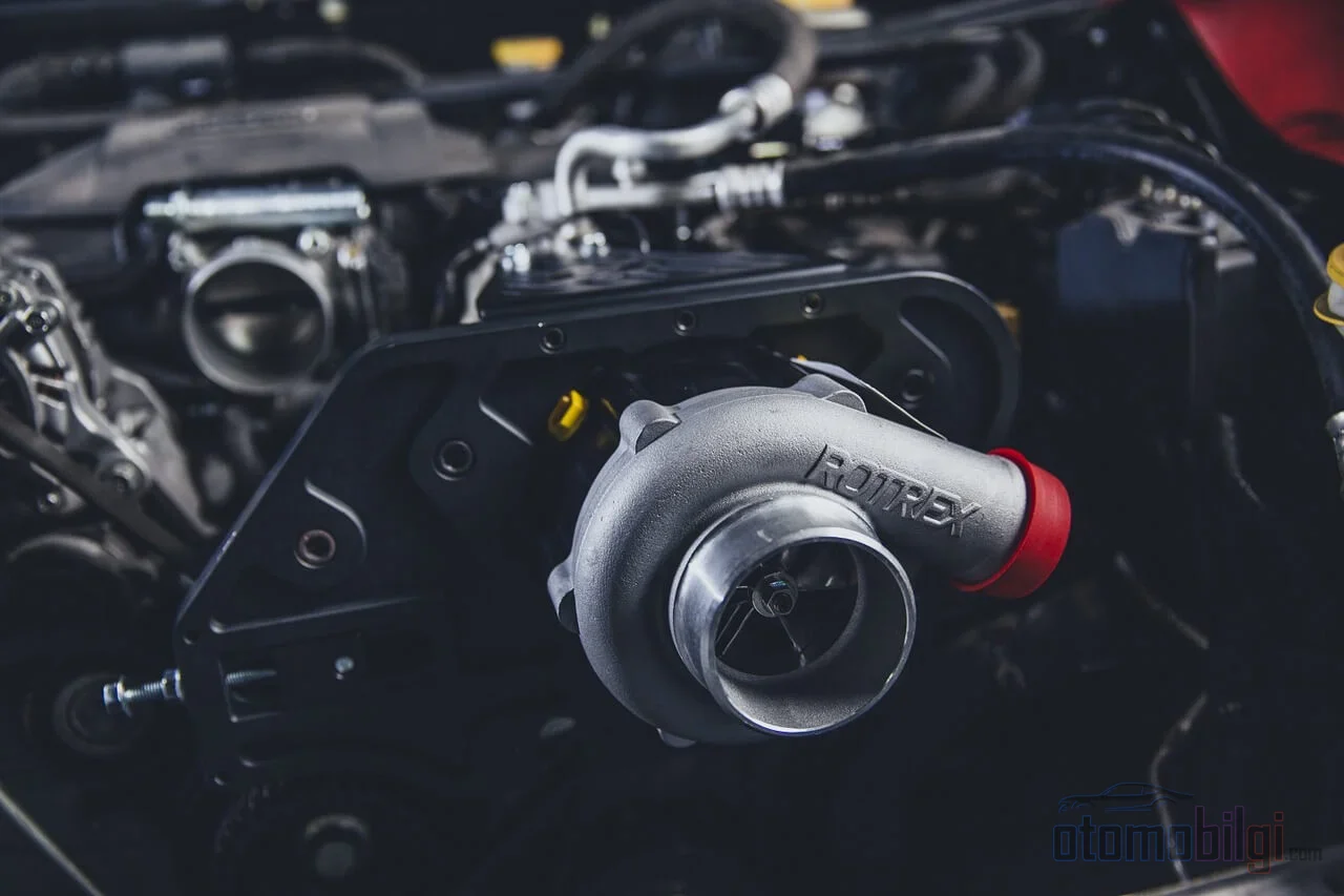 Turbo lag hâlâ fizikSEL bir gerçek ama modern turbo tasarımı onu günlük sürüşte neredeyse tamamen görünmez kılıyor.