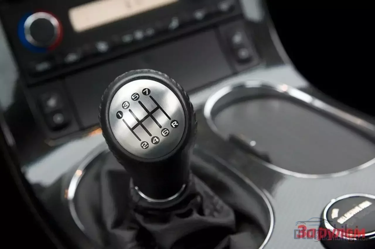 The gear count extended by the ON button keeps the engine in its most efficient rev range, both multiplying torque and lowering fuel consumption.