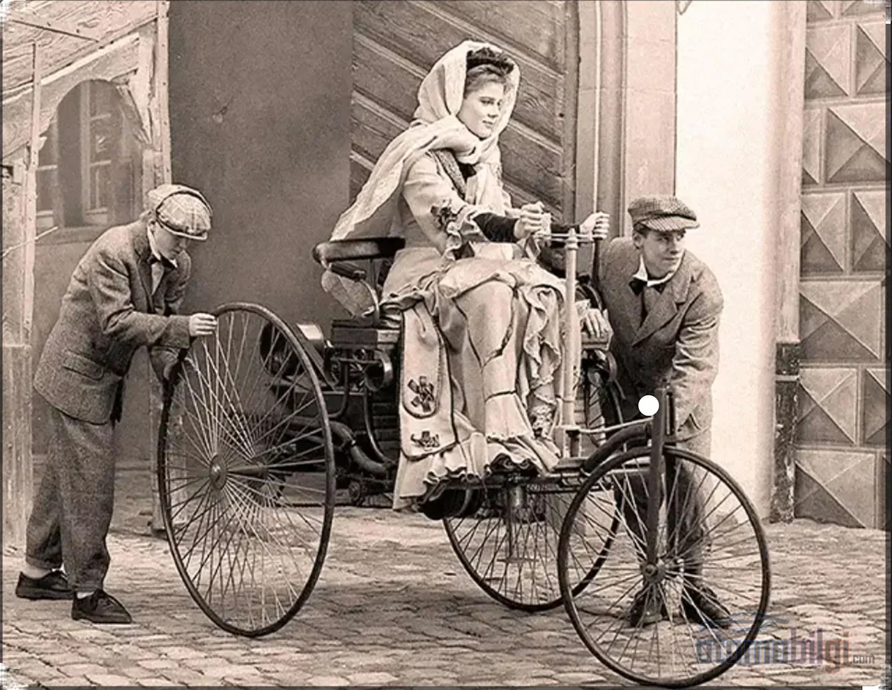Bertha Benz, với chuyến đi dài 104 km mà không hề hỏi ý kiến chồng, đã trở thành doanh nhân đầu tiên đưa ô tô từ phát minh đến thị trường.