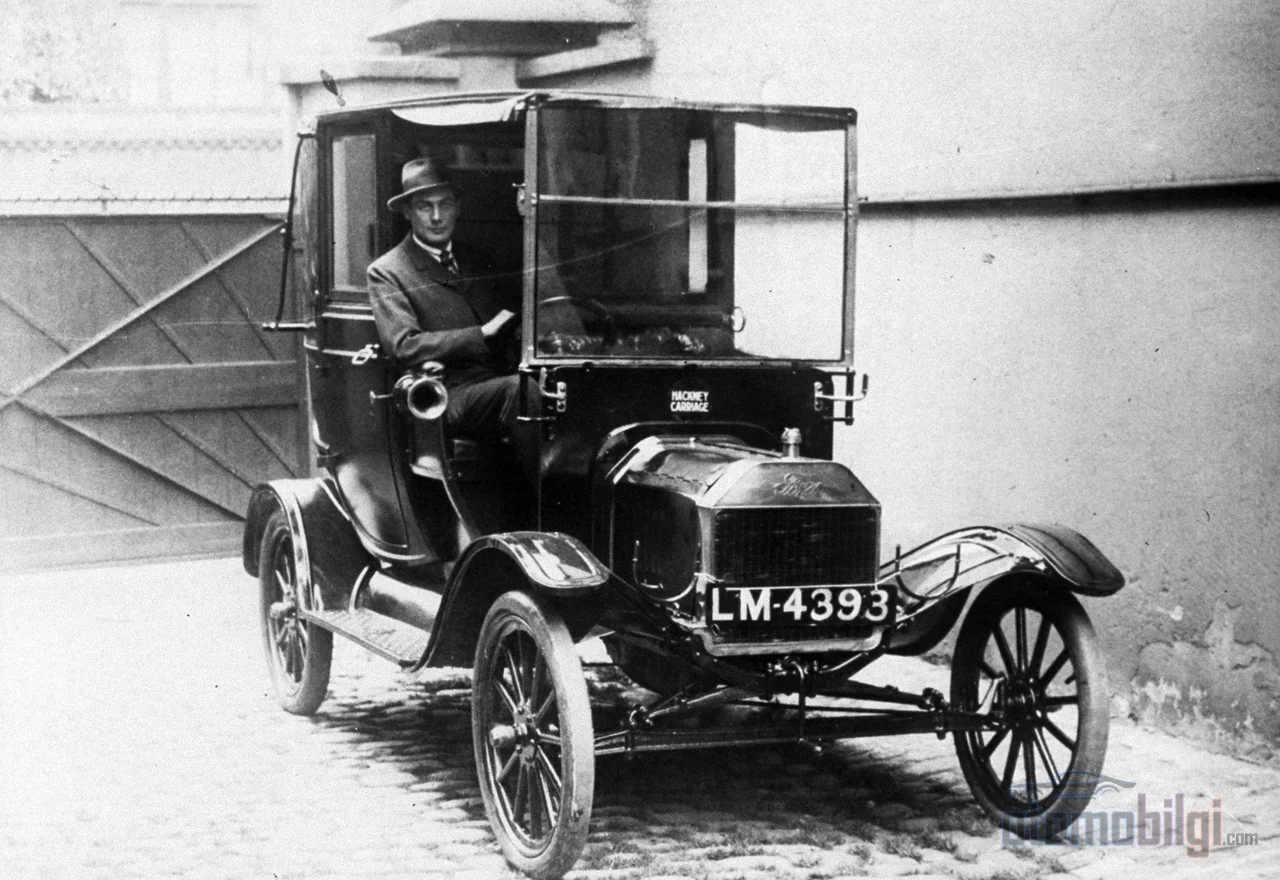 Ford'un 1913'te işi işçiye getiren hareketli hattı, bir arabanın montajını 12,5 saatten 93 dakikaya indirerek otomobili halkın malı yaptı.