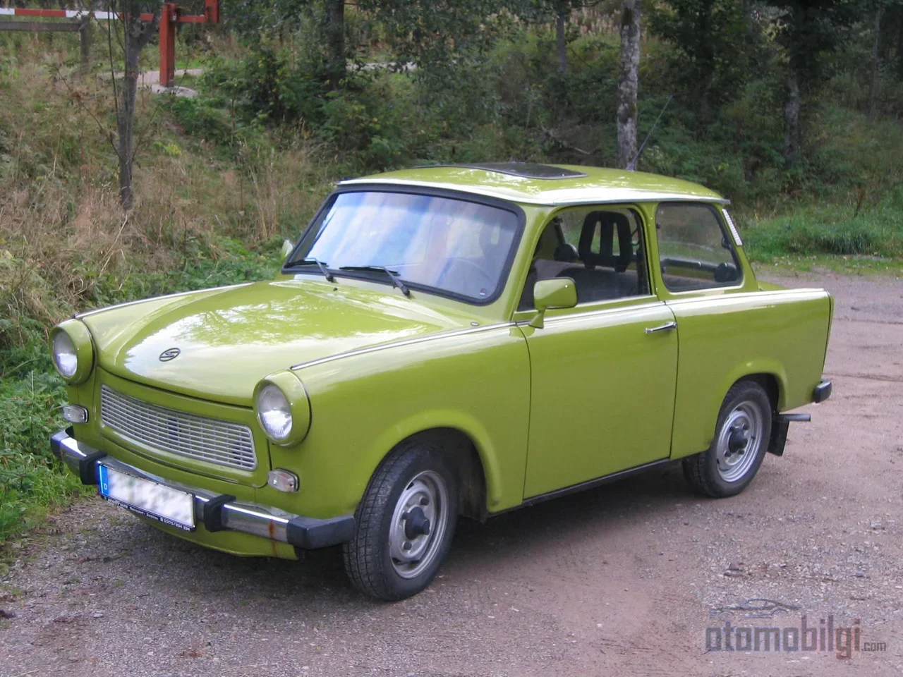Yalnızca beş hareketli parçayla ve elle kaldırılabilecek hafiflikte bir motor, Trabant sahiplerine aracını kendi elleriyle yolda tamir etme özgürlüğünü veriyordu.