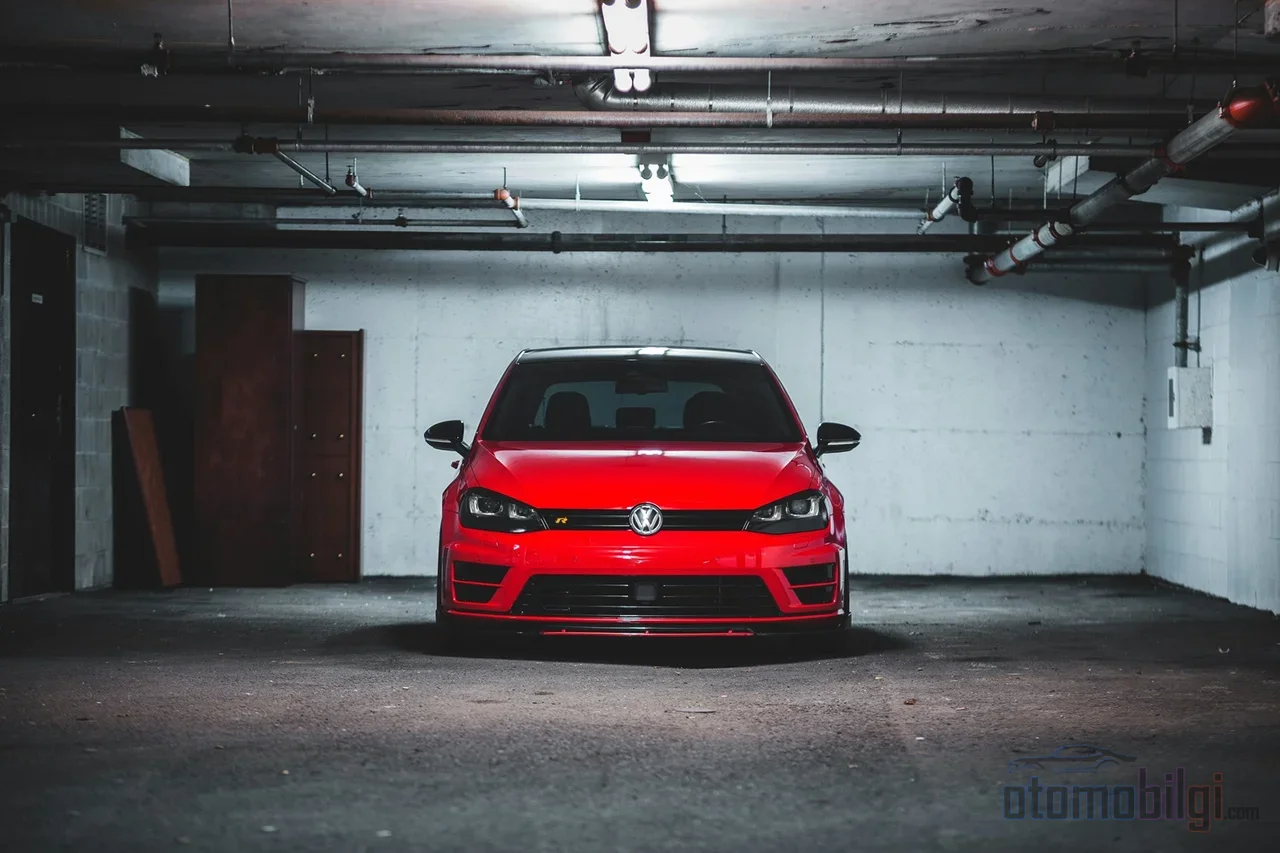 Three weeks of immobility is the threshold beyond which a car quietly begins to wear out; battery, tires, and brakes start generating costs without ever having hit the road.